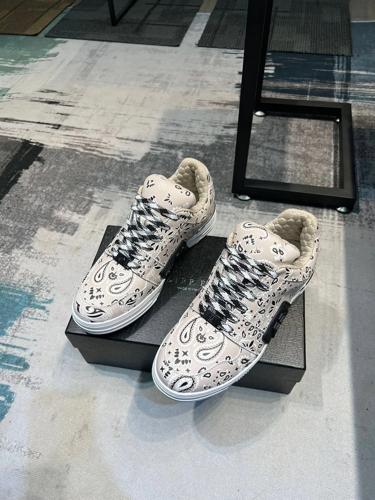 Sneakers lifestyle beige avec col quilted, imprimé bandana et plateforme 6