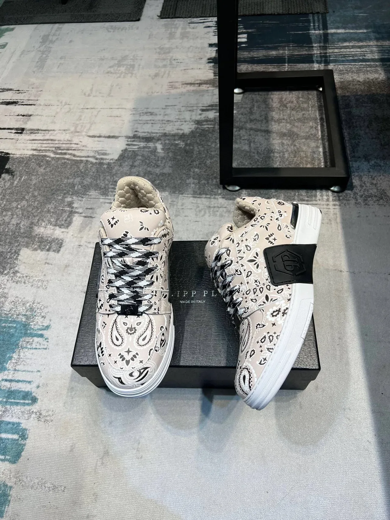 Sneakers lifestyle beige avec col quilted, imprimé bandana et plateforme 7