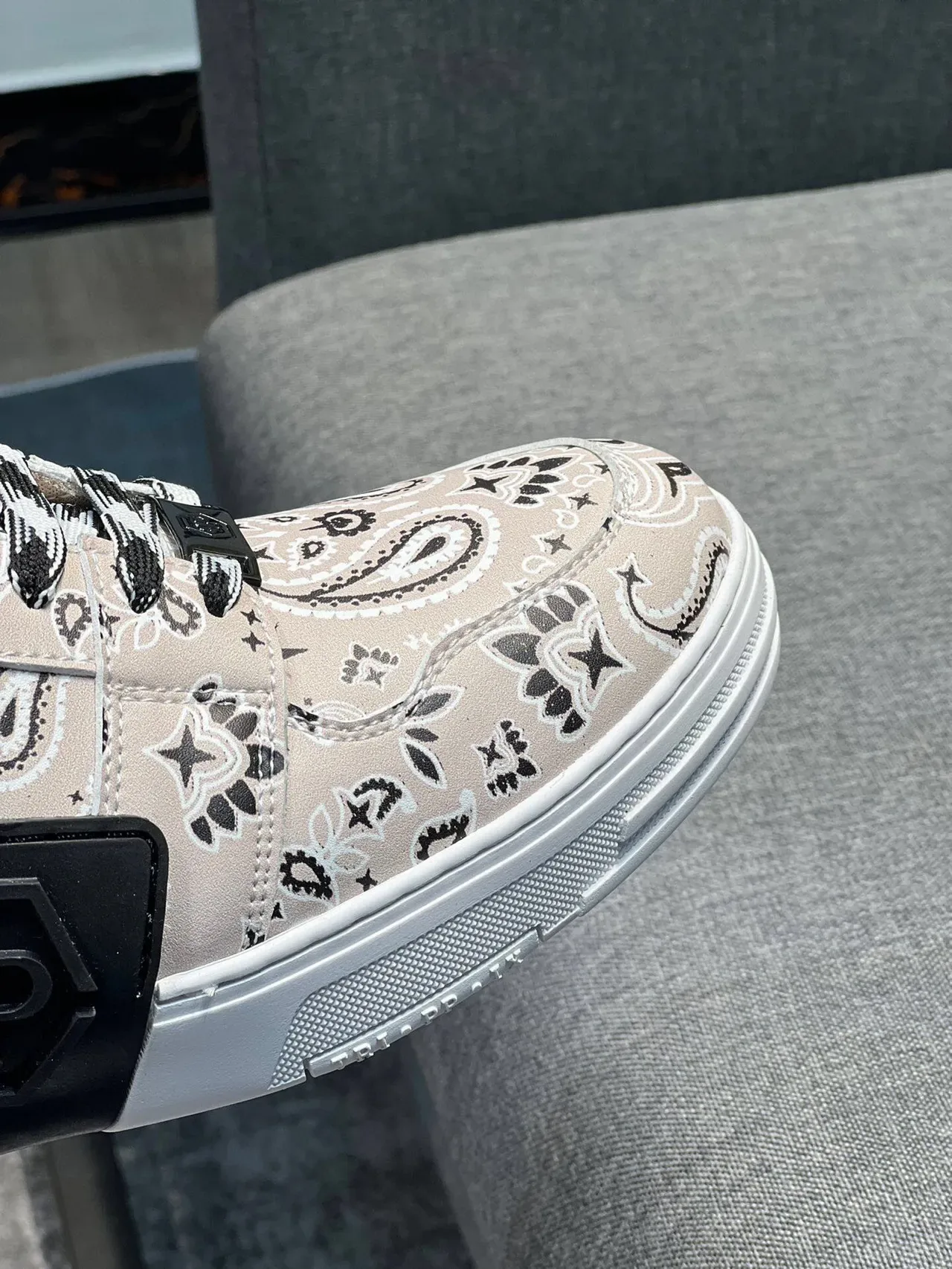 Sneakers lifestyle beige avec col quilted, imprimé bandana et plateforme 8