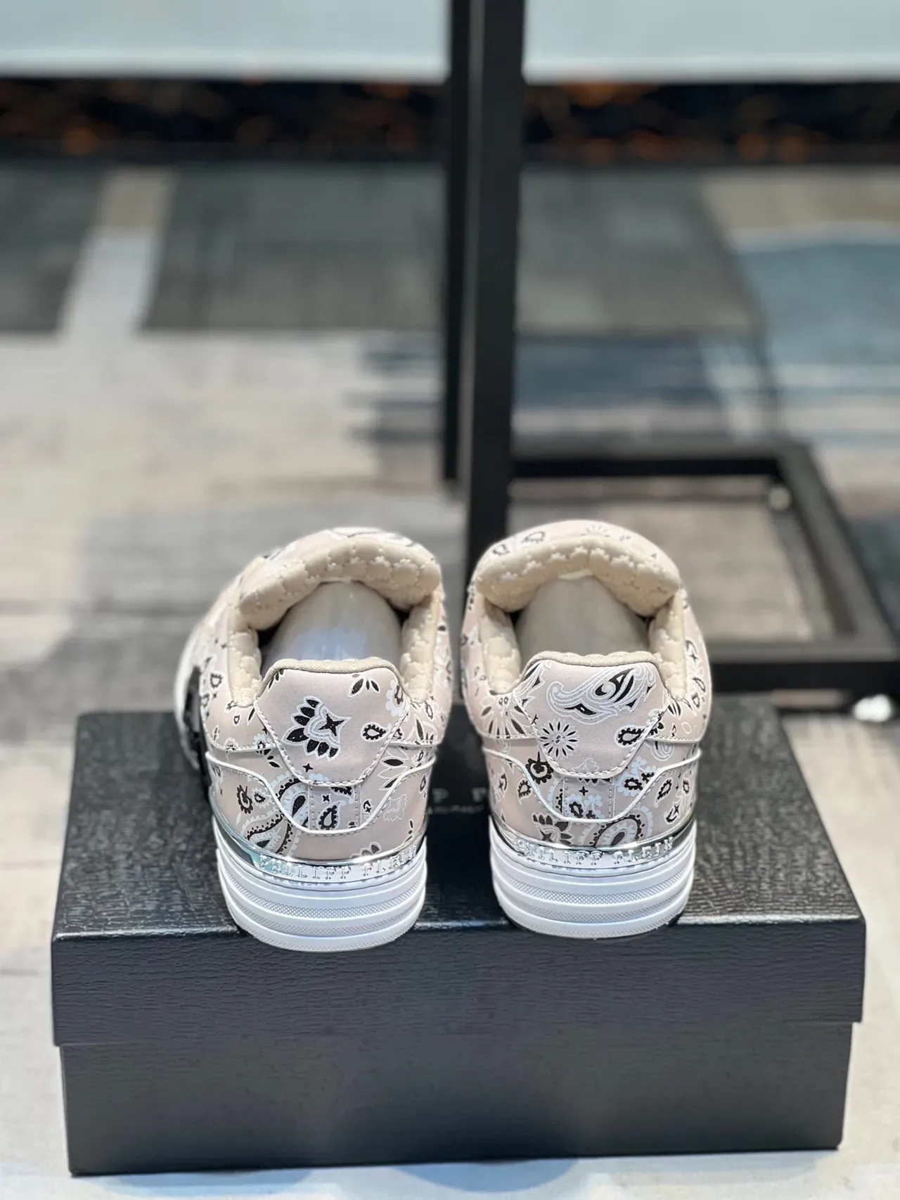 Sneakers lifestyle beige avec col quilted, imprimé bandana et plateforme 9