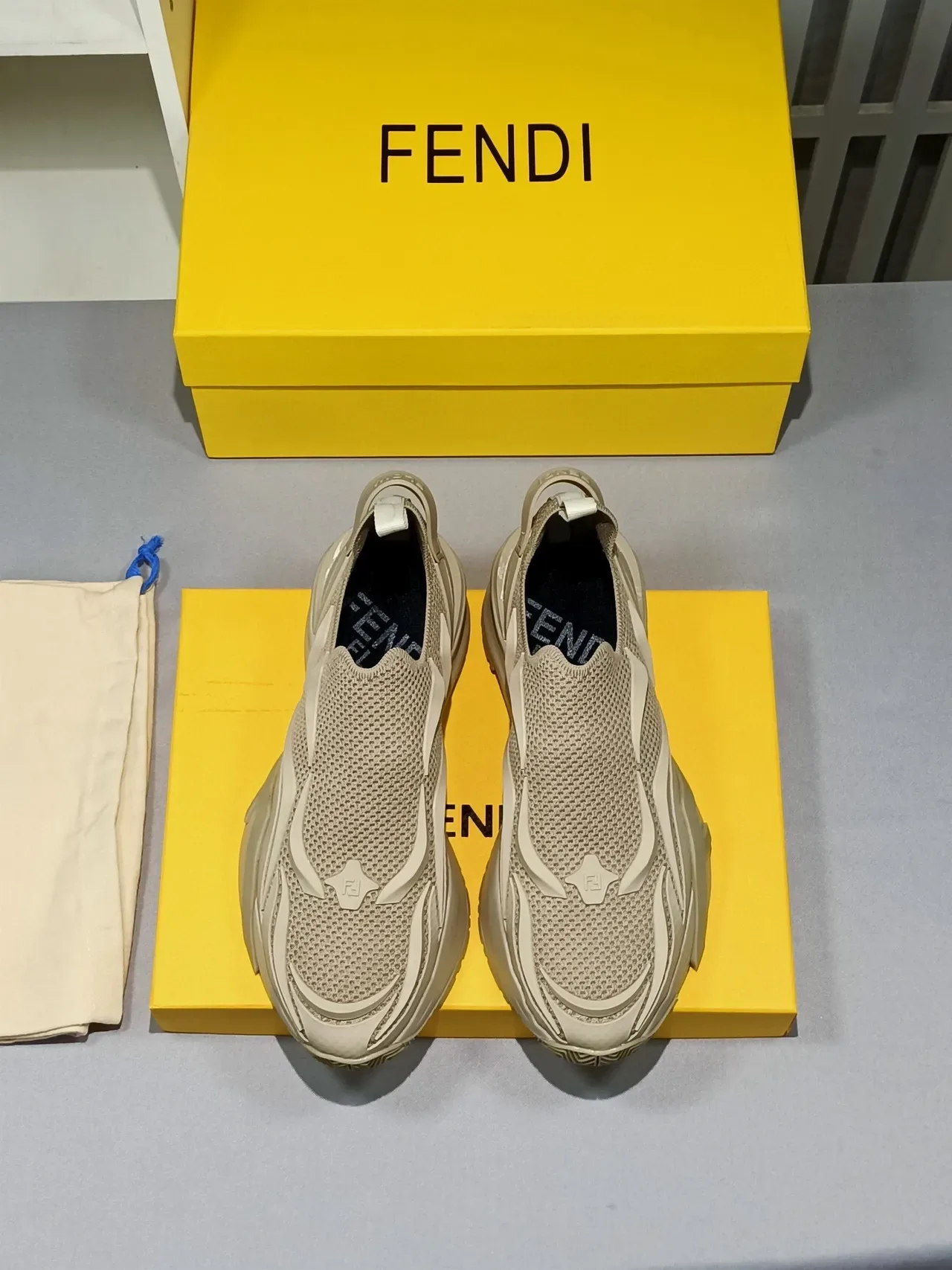Tênis Slip-On Bege e Preto com Upper de Malha 3