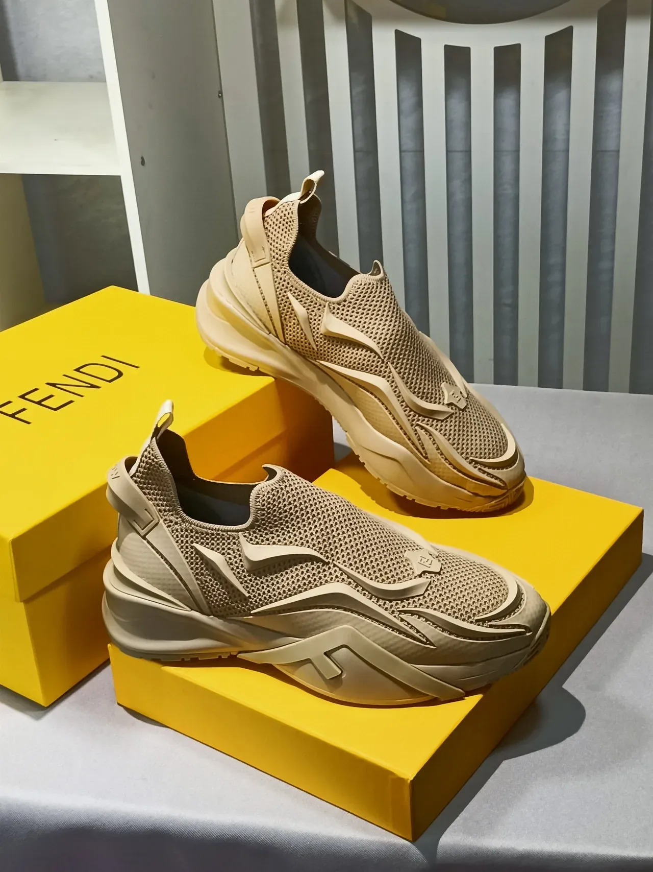 Tênis Slip-On Bege e Preto com Upper de Malha 4