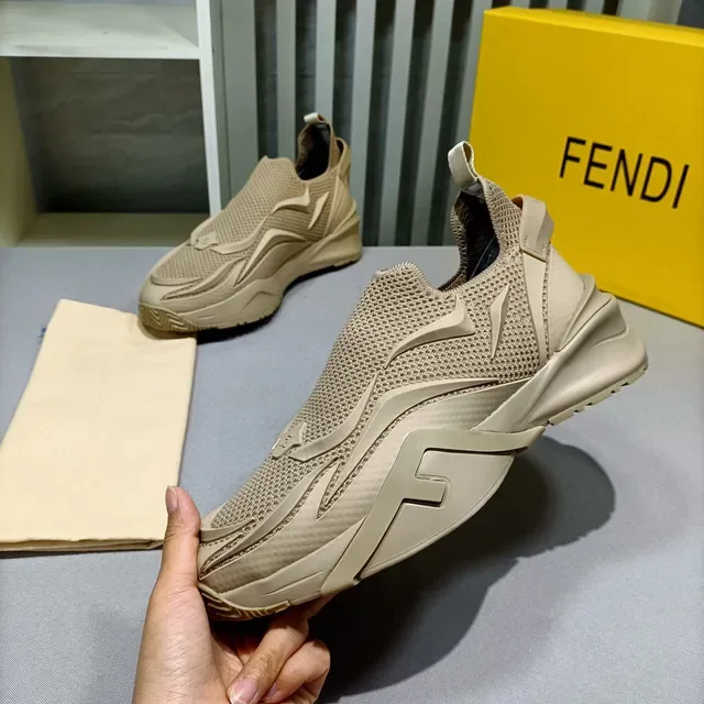 Tênis Slip-On Bege e Preto com Upper de Malha 8