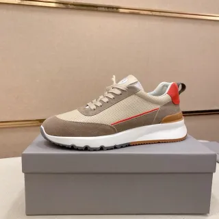 حذاء رياضي بيج بني شبكة مثقوبة ولوحات سويد بناء midsole أبيض منحوت