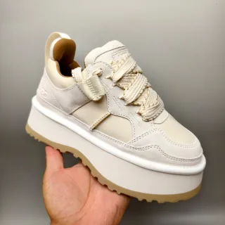 Zapatillas beige marrón con suela plataforma y parte superior mixta ante-malla