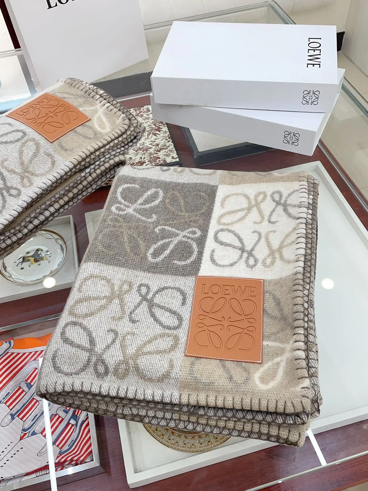 Écharpe beige gris motif de grille à damier tonal monogramme 4