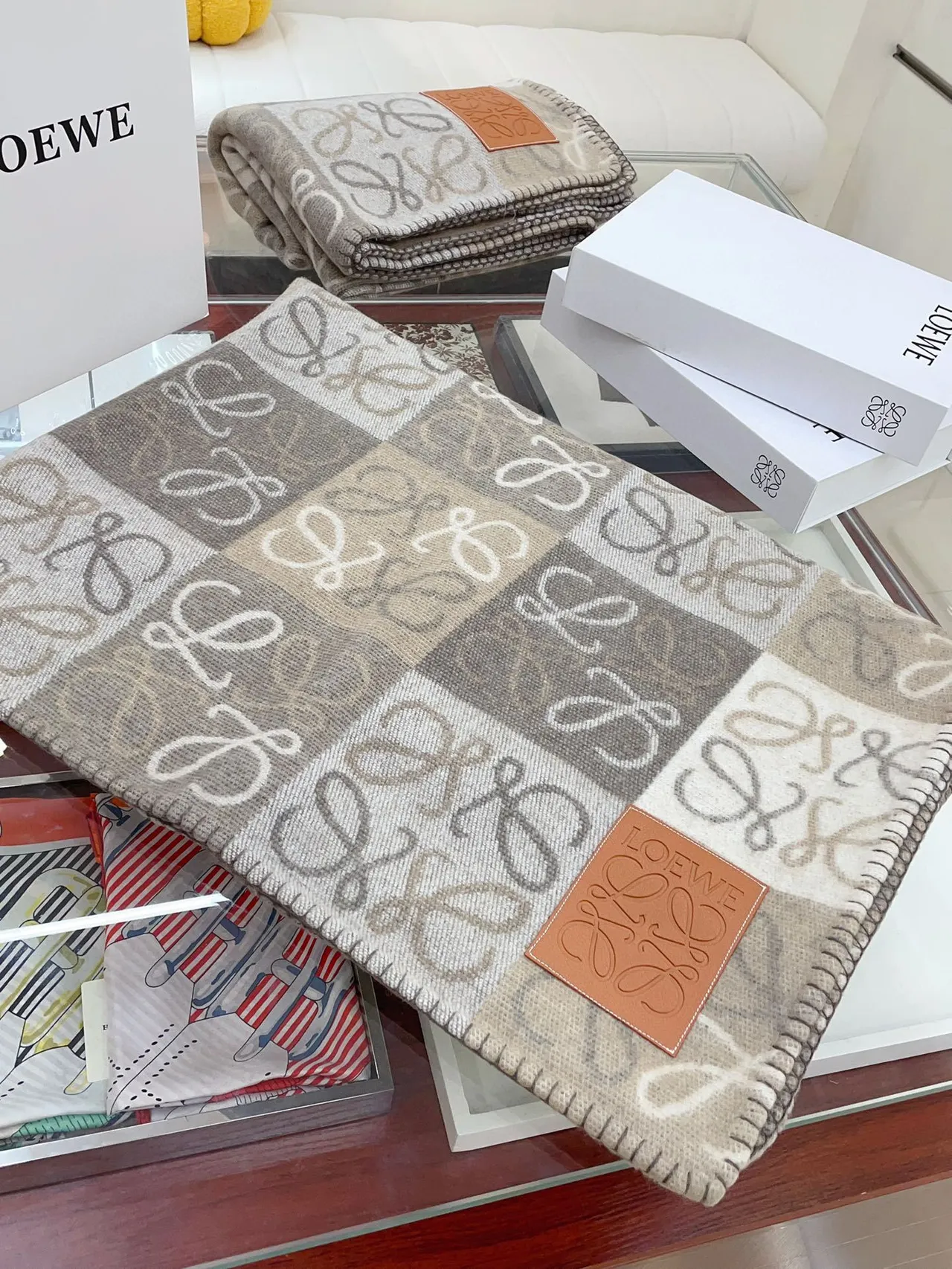 Écharpe beige gris motif de grille à damier tonal monogramme 5