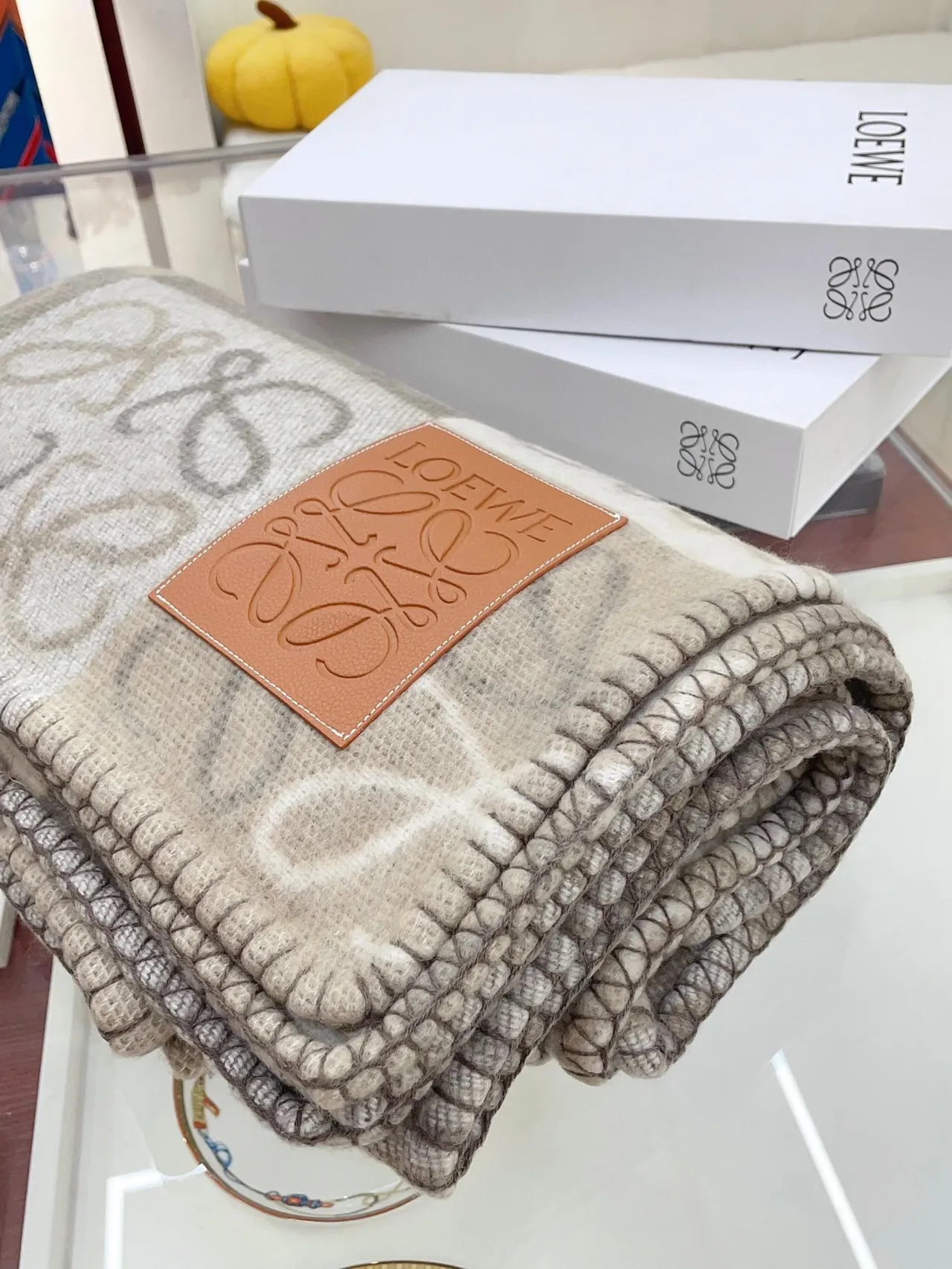 Écharpe beige gris motif de grille à damier tonal monogramme 6