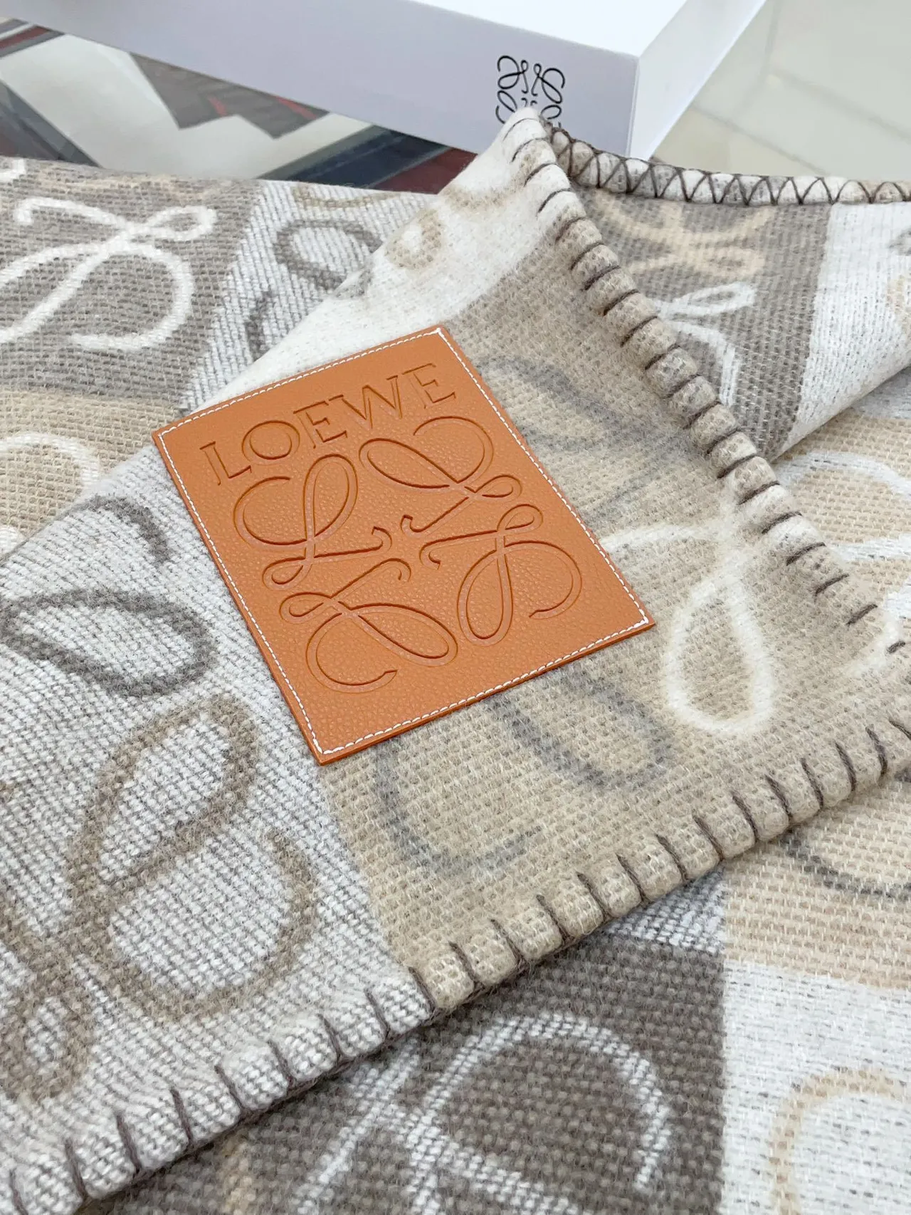 Écharpe beige gris motif de grille à damier tonal monogramme 7