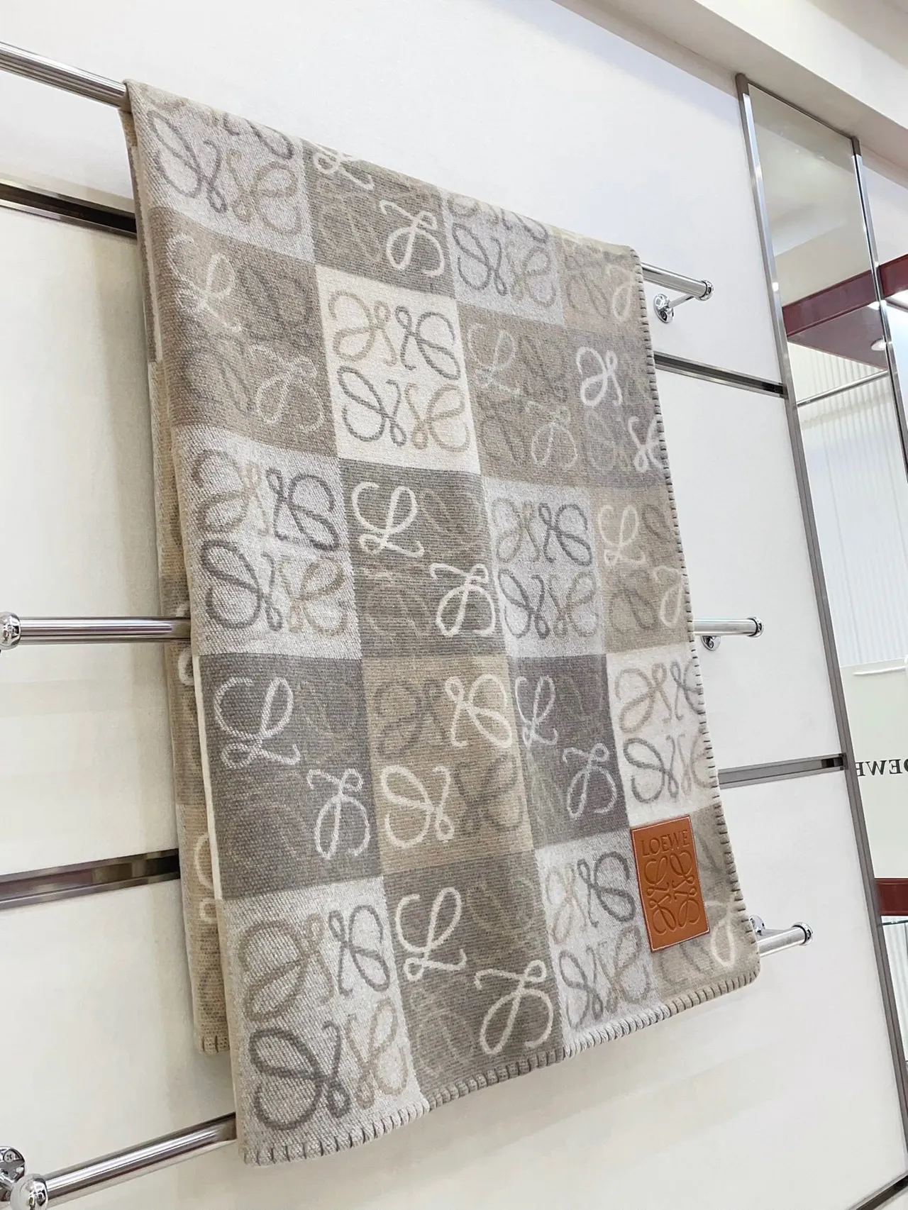 Écharpe beige gris motif de grille à damier tonal monogramme 9