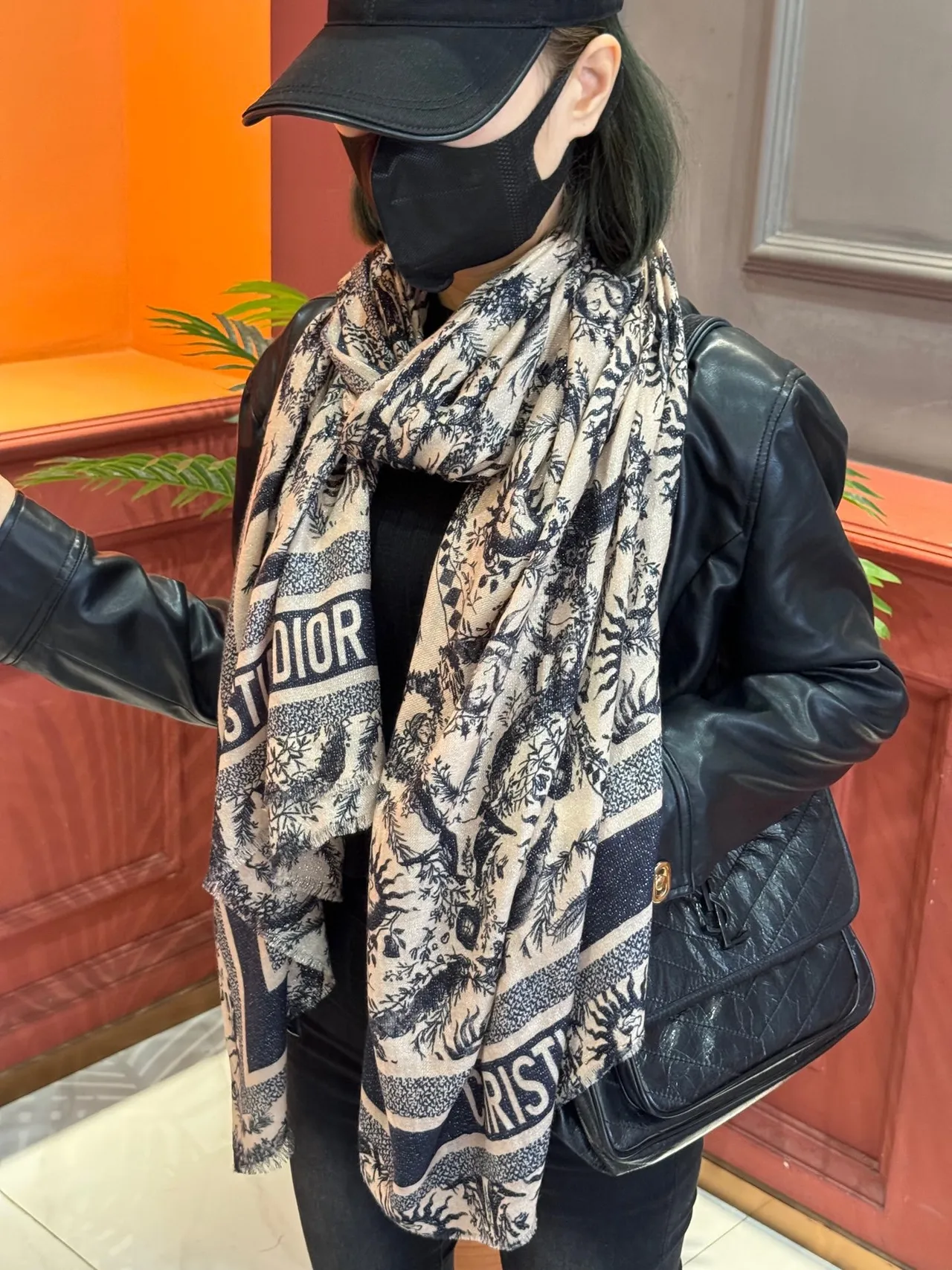 Châle noir et beige motif soleil bordure scintillante 3