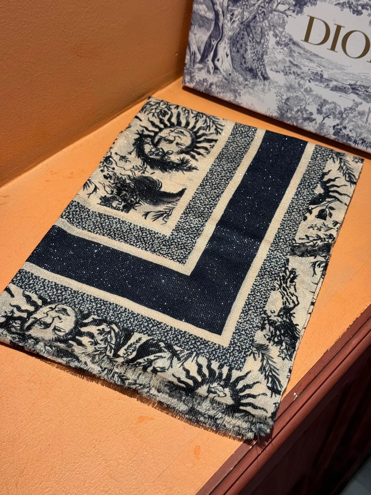 Châle noir et beige motif soleil bordure scintillante 6