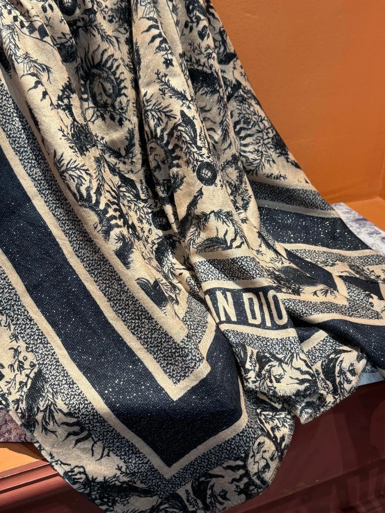 Châle noir et beige motif soleil bordure scintillante 7