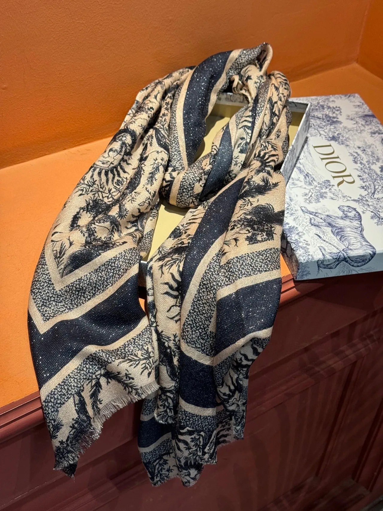 Châle noir et beige motif soleil bordure scintillante 8