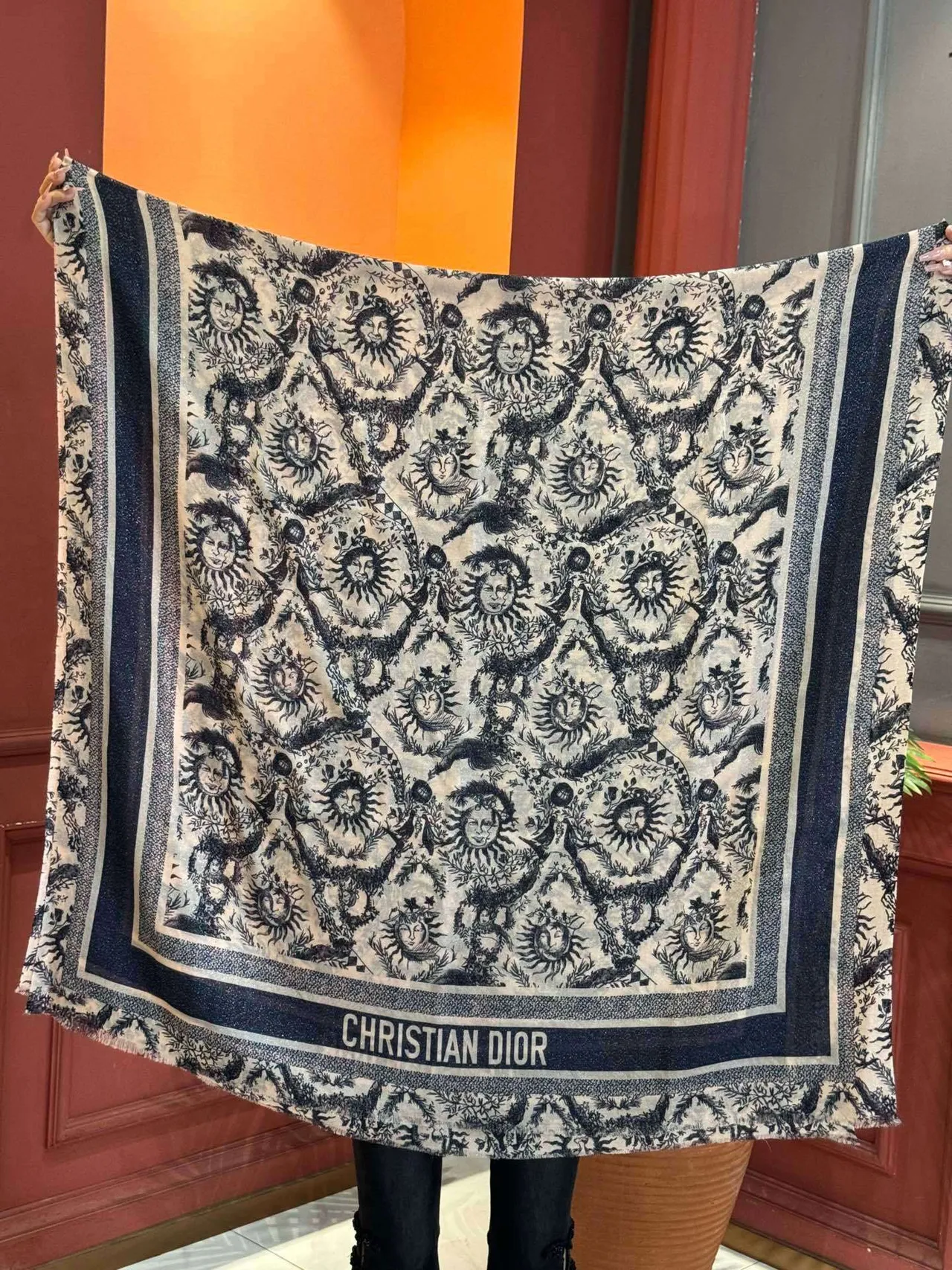 Châle noir et beige motif soleil bordure scintillante 9