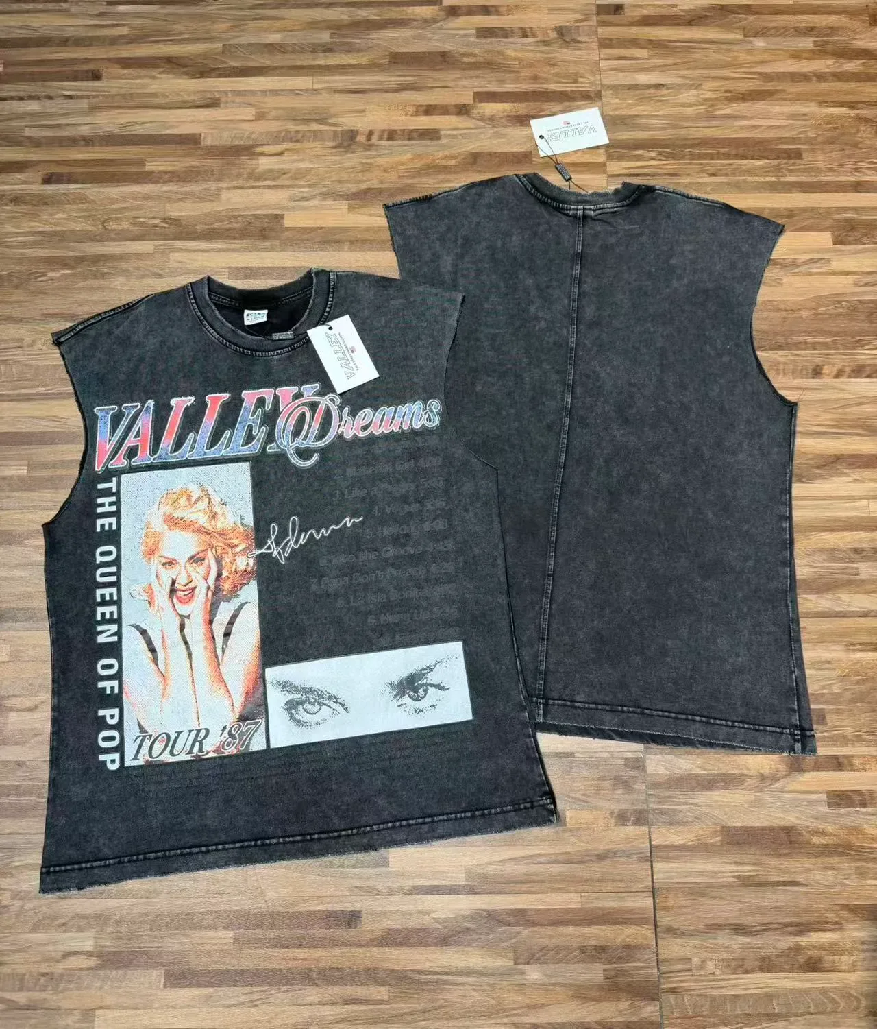 Top sans manches avec impression graphique distressed en noir et bordeaux 9