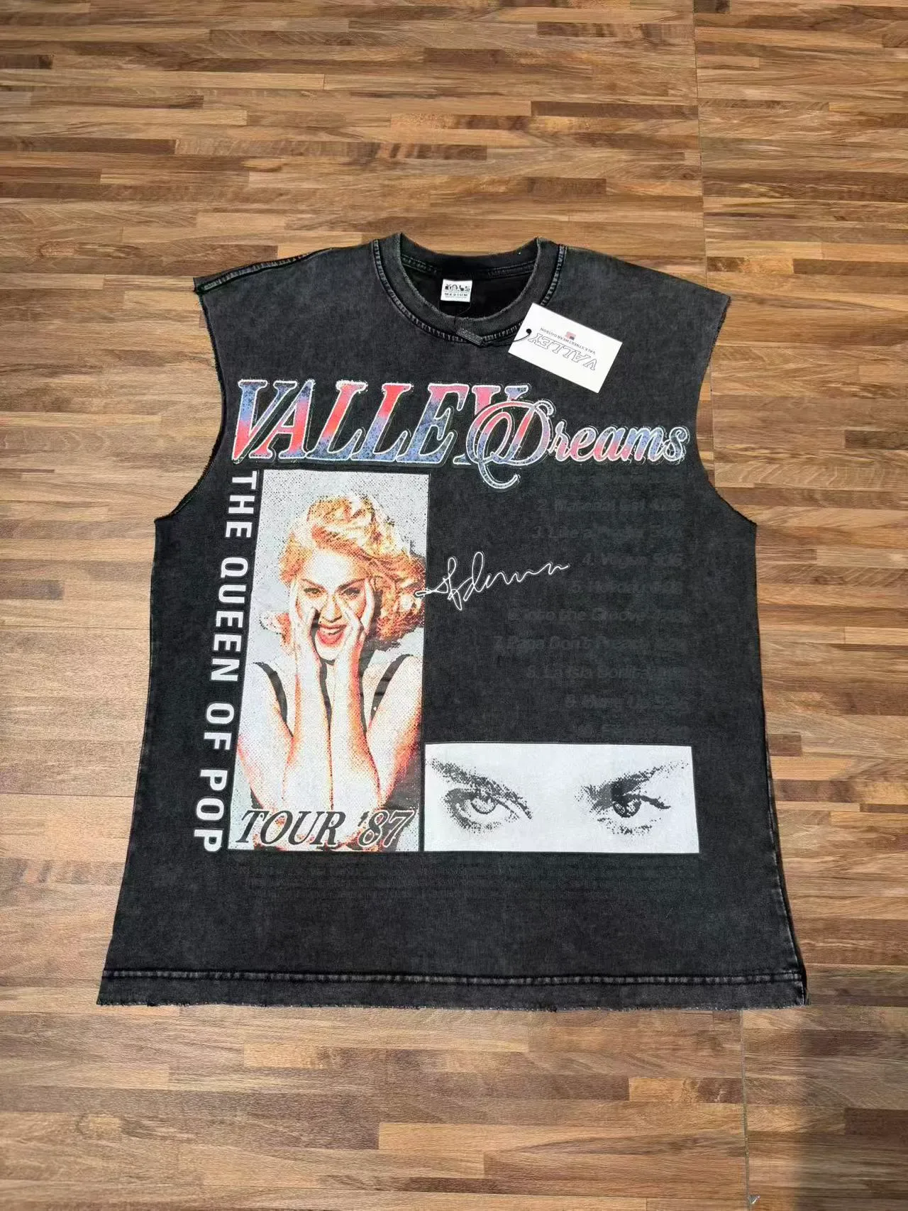Top sans manches avec impression graphique distressed en noir et bordeaux 10