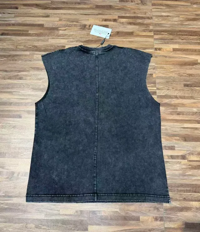 Top sans manches avec impression graphique distressed en noir et bordeaux 11