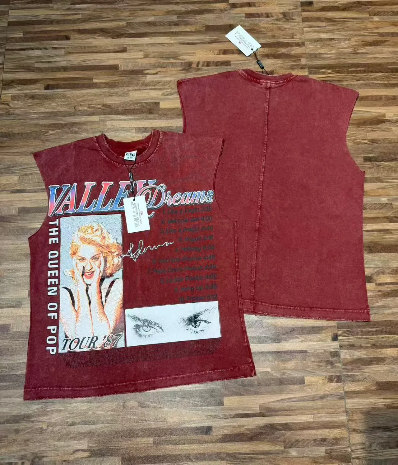 Top sans manches avec impression graphique distressed en noir et bordeaux 12