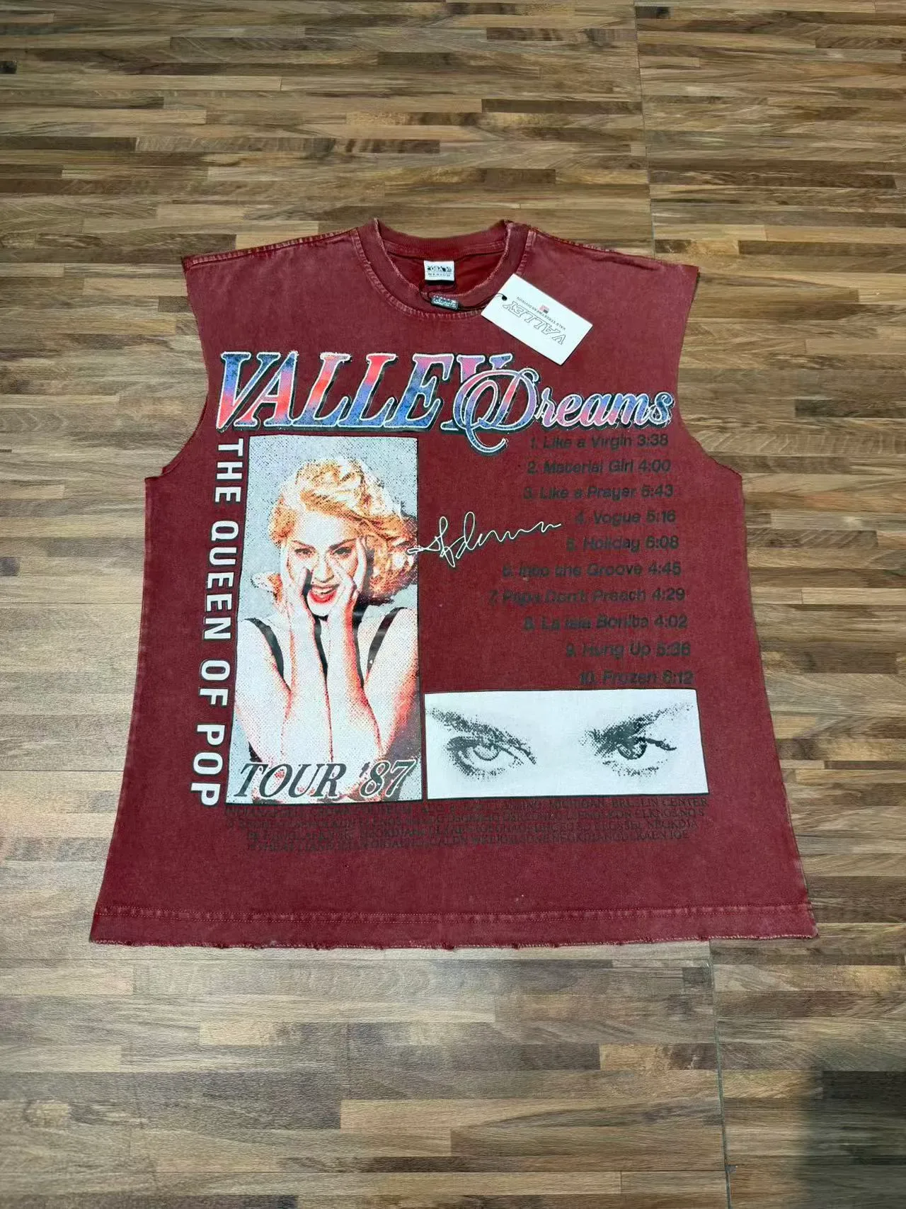 Top sans manches avec impression graphique distressed en noir et bordeaux 13