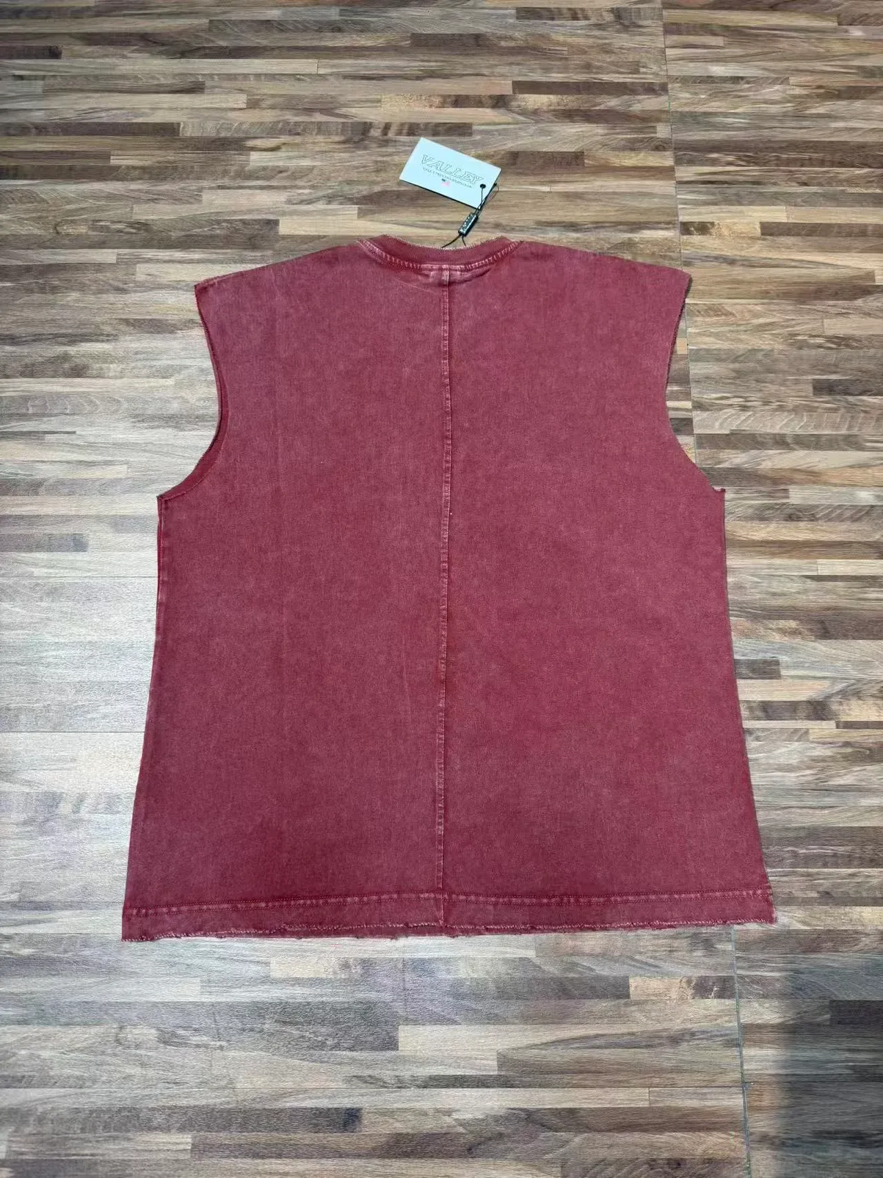 Top sans manches avec impression graphique distressed en noir et bordeaux 14