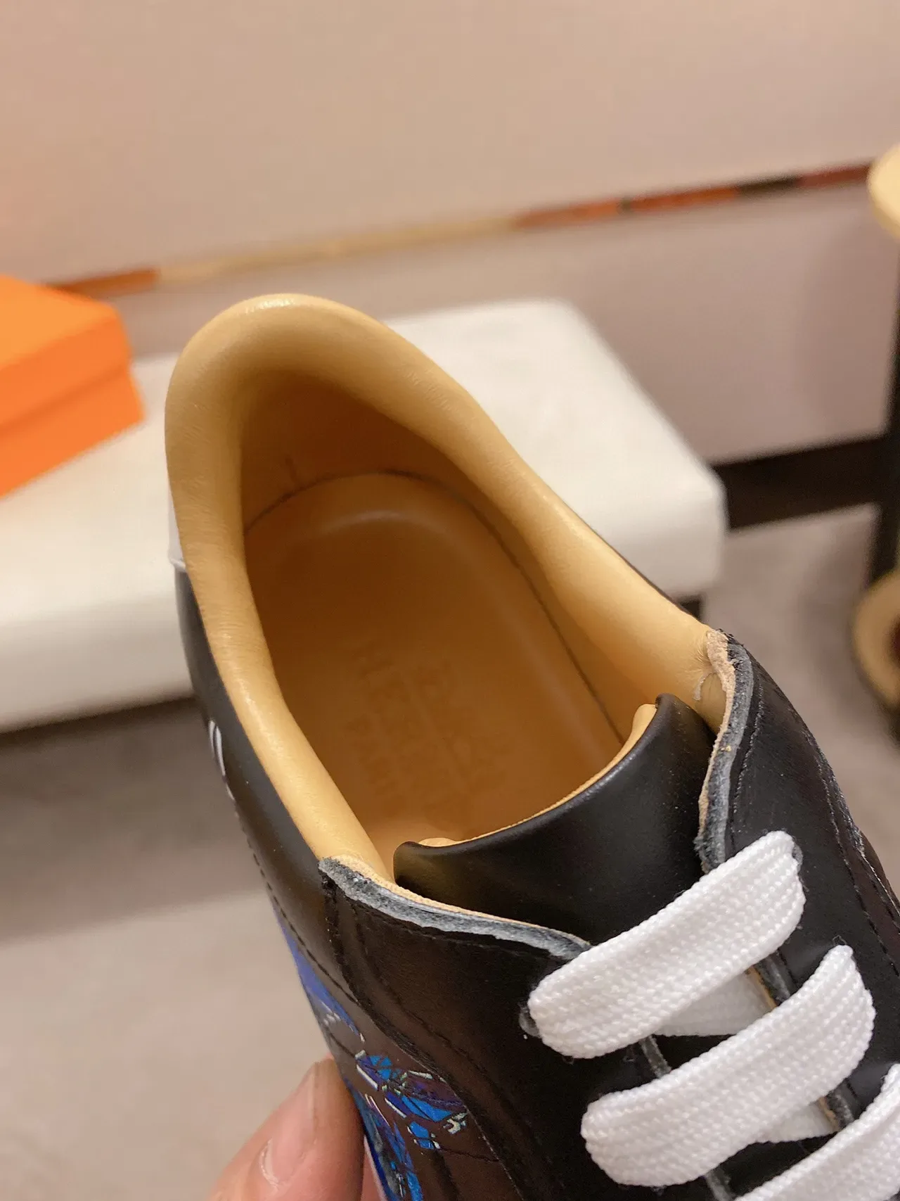 Sneakers low-top cuir noir et bleu 4