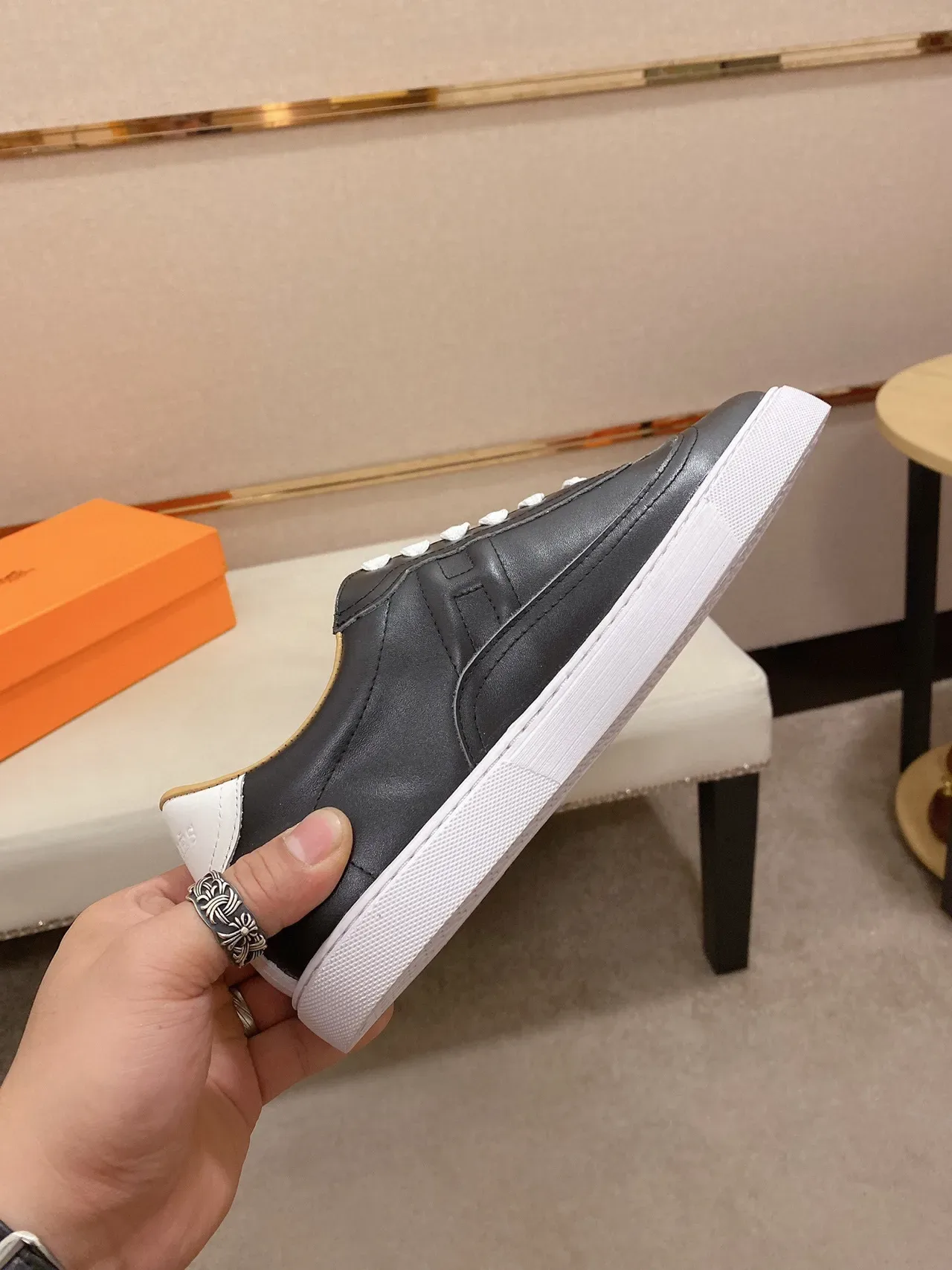 Sneakers low-top cuir noir et bleu 5