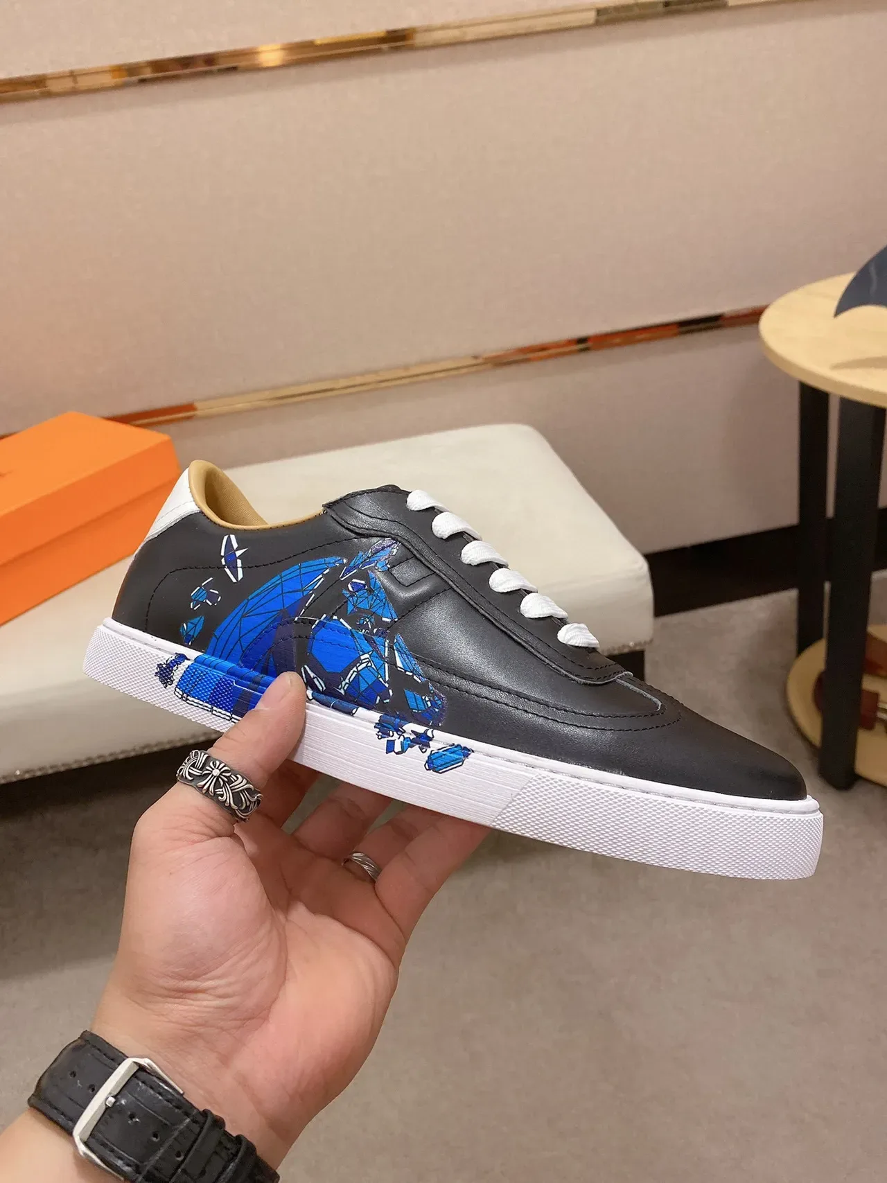 Sneakers low-top cuir noir et bleu 6
