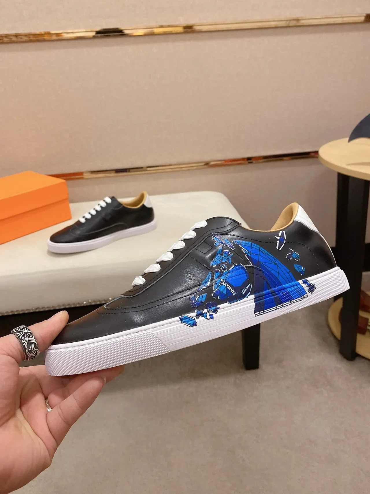 Sneakers low-top cuir noir et bleu 7