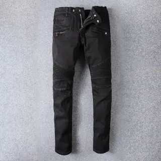 黑色牛仔裤，带有拉链式大腿口袋