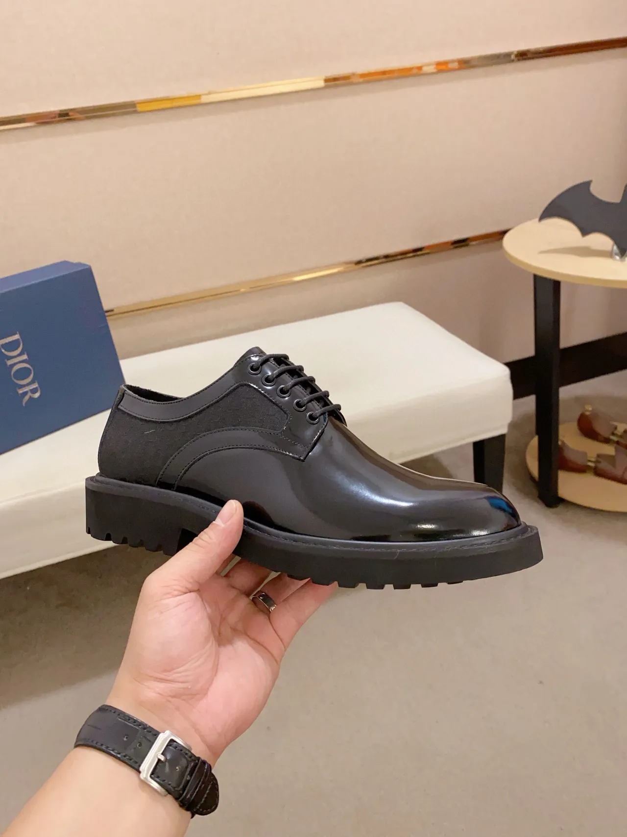 Zapato Oxford negro con punta cap-toe y suela lug sole con acabado glossy-matte y dos tonos 4