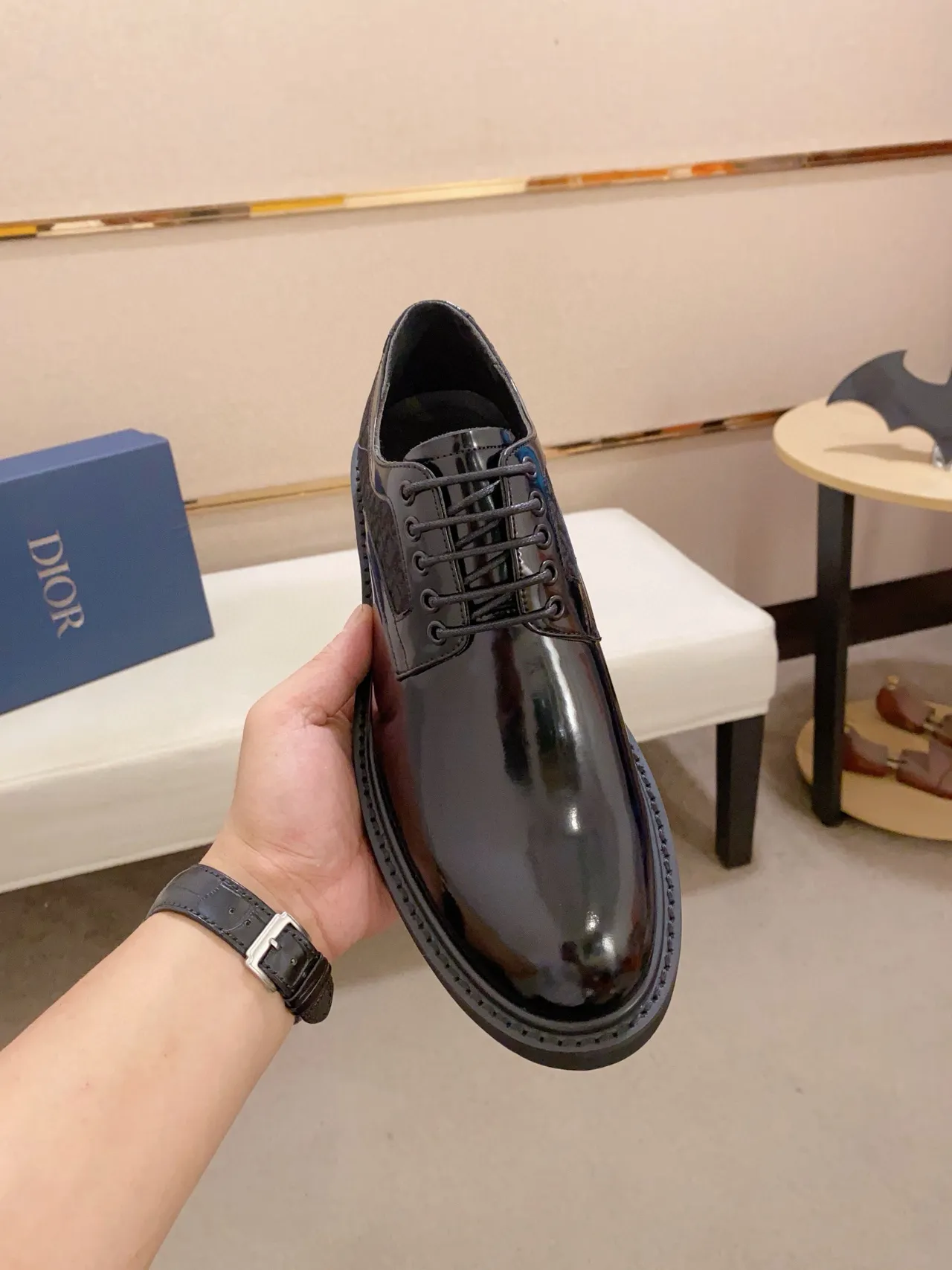 Zapato Oxford negro con punta cap-toe y suela lug sole con acabado glossy-matte y dos tonos 5