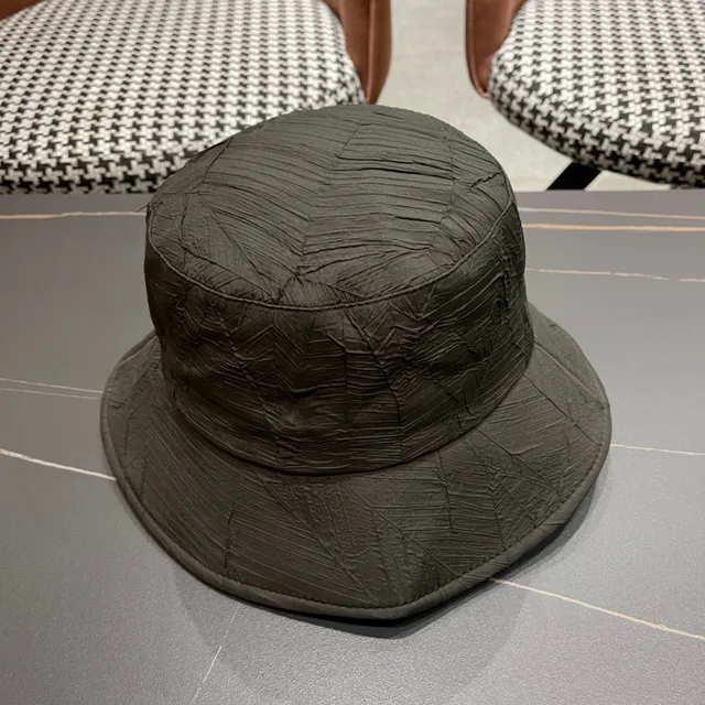 Chapéu de balde preto e dourado de tecido texturizado amassado com coroa estruturada 5