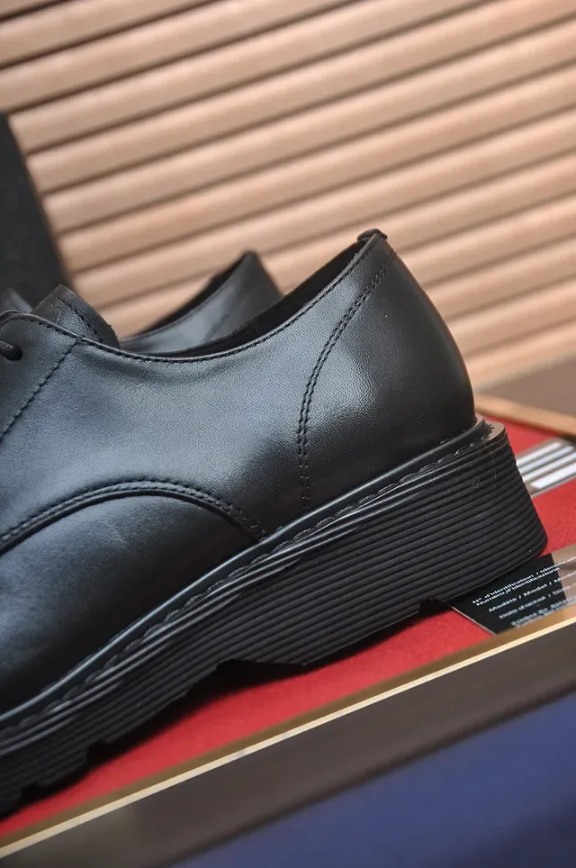 Zapatos Oxford de Cuero Negro con Plataforma y Punta de Cap 2