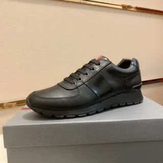 黑色皮革低帮系带运动鞋