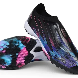 Chuteiras de futebol turf pretas multicolor com upper slip-on ajustado tipo meia e impressão gráfica iridescente