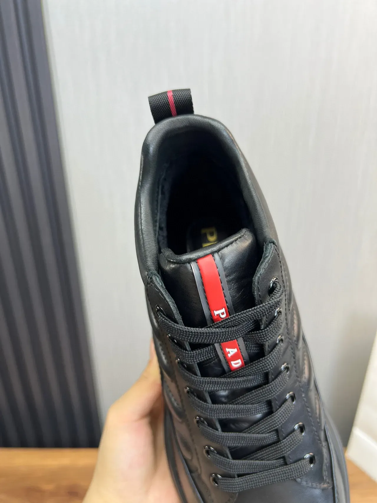 黑红高帮光滑皮革运动鞋 2