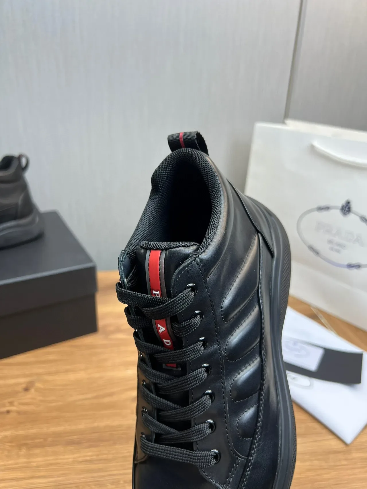 黑红高帮光滑皮革运动鞋 3