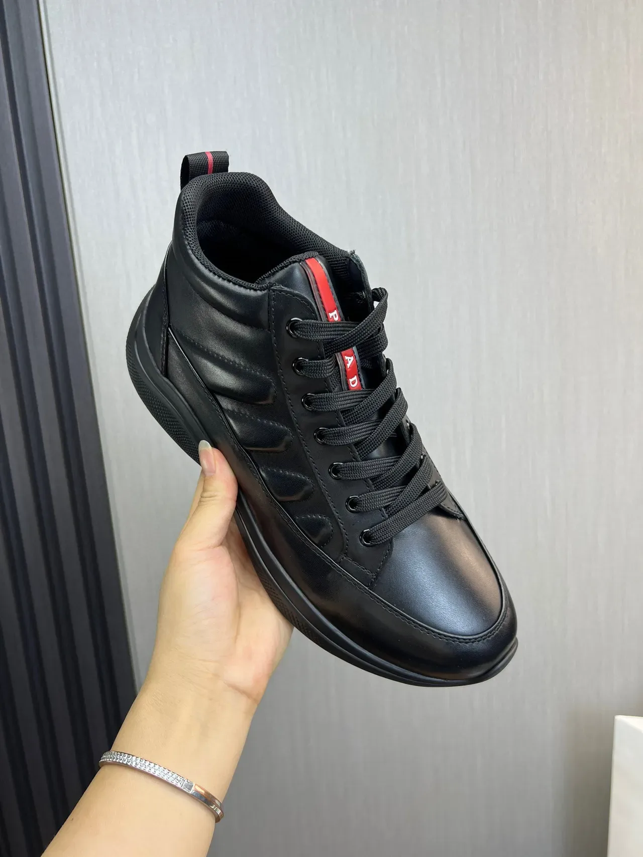 黑红高帮光滑皮革运动鞋 4