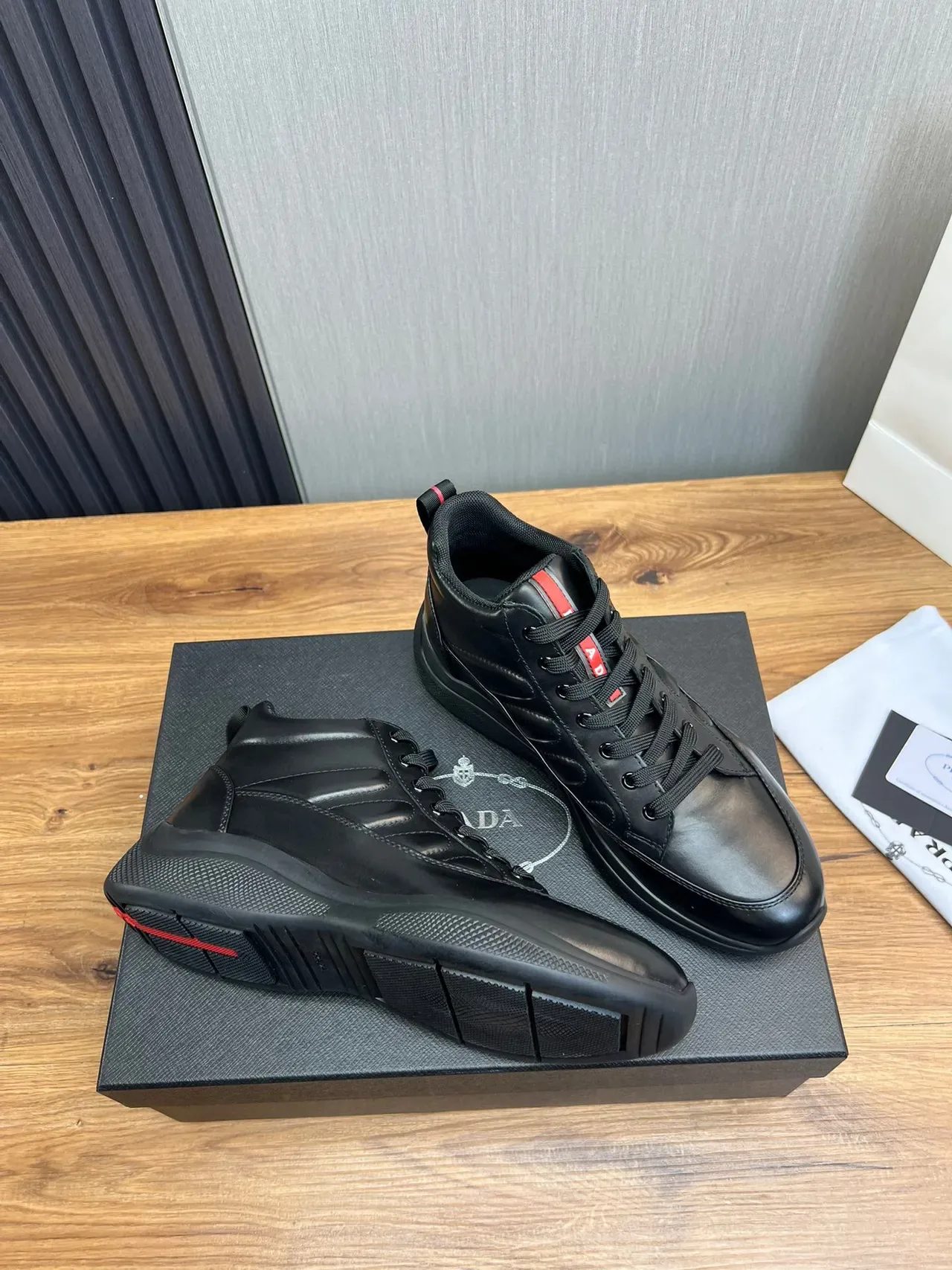 黑红高帮光滑皮革运动鞋 5