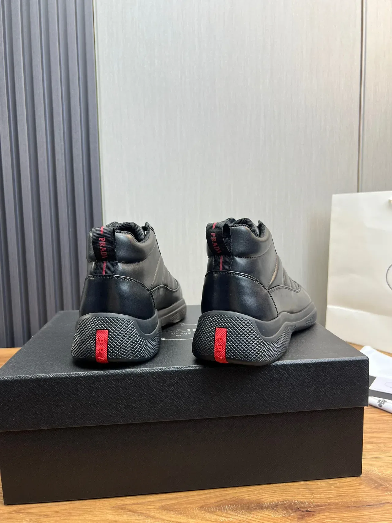 黑红高帮光滑皮革运动鞋 6