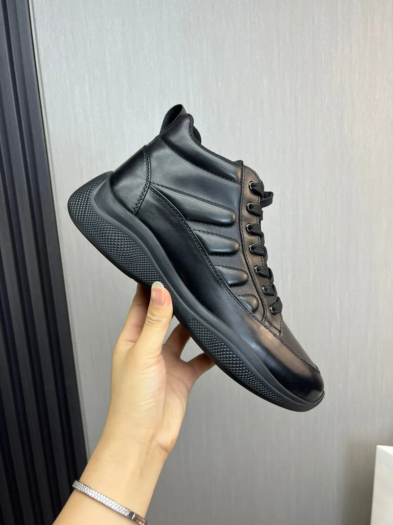 黑红高帮光滑皮革运动鞋 7