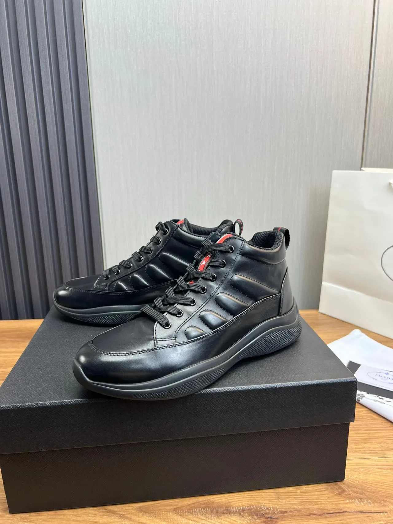 黑红高帮光滑皮革运动鞋 8