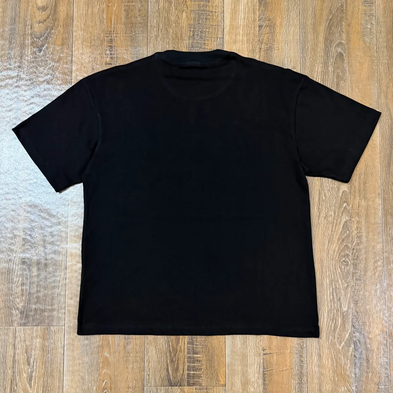 Camiseta de gola redonda com estampa gráfica preta e branca 2