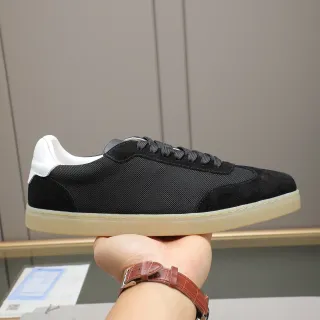 Chaussures lifestyle noires et blanches en maille et daim avec contrefort talon