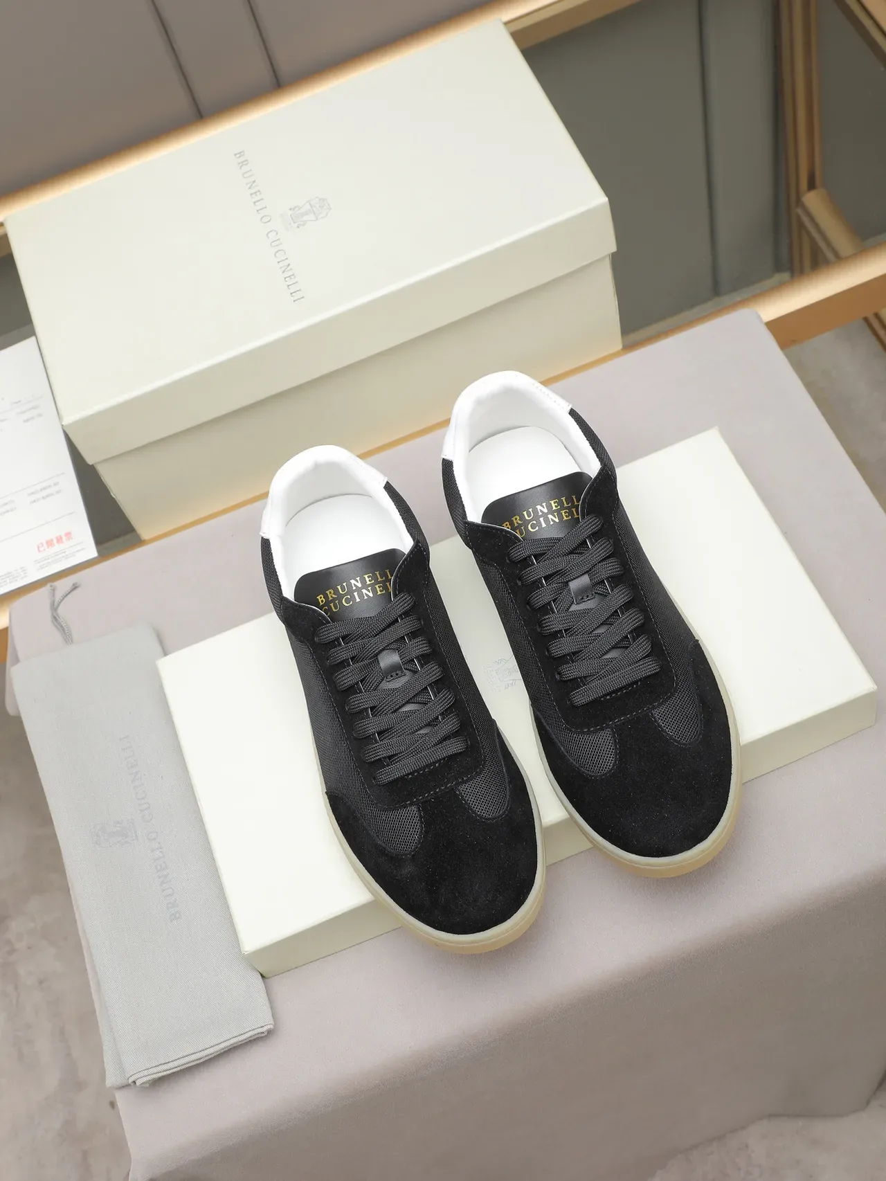 Black White Mesh And Suede Upper Heel Counter Lifestyle Sneakers 3