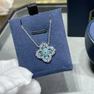 Collier argent bleu pendentif floral à quatre pétales pierres de coupe poire