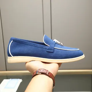 Mocassim de camurça azul e branco com piping