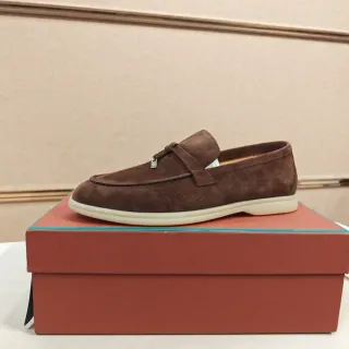 Loafer de camurça marrom-bege com alça de sela