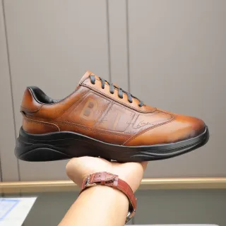 Zapatilla lifestyle de cuero marrón con script embossado
